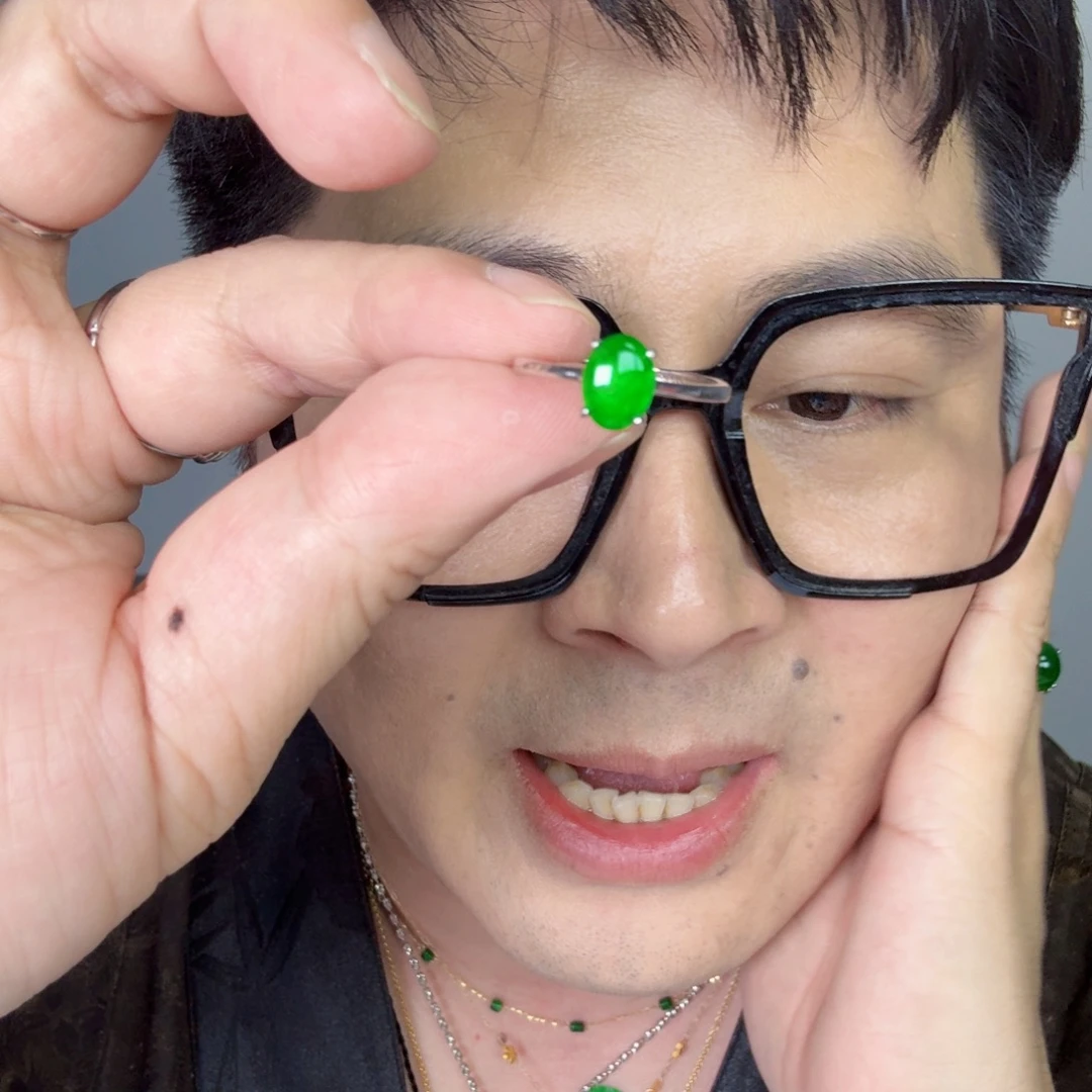 翡翠未镶嵌颈饰一件