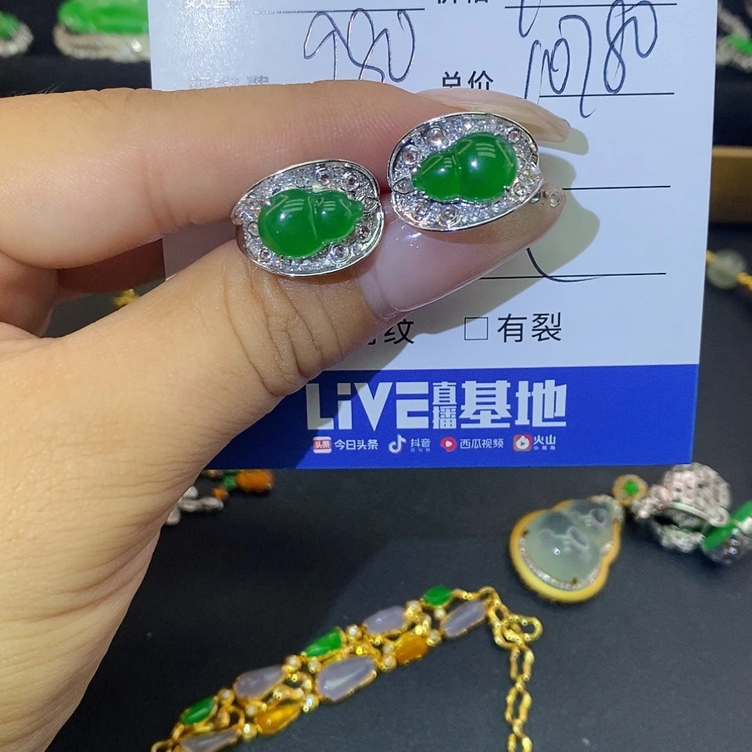 是***呀颈饰18K金镶嵌翡翠