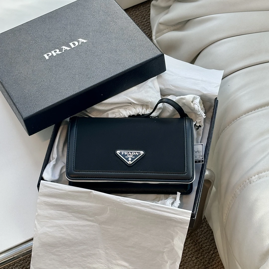 95新 Prada/普拉达 新款尼龙翻盖woc斜挎包