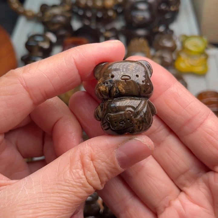 琥珀未镶嵌颈饰熊