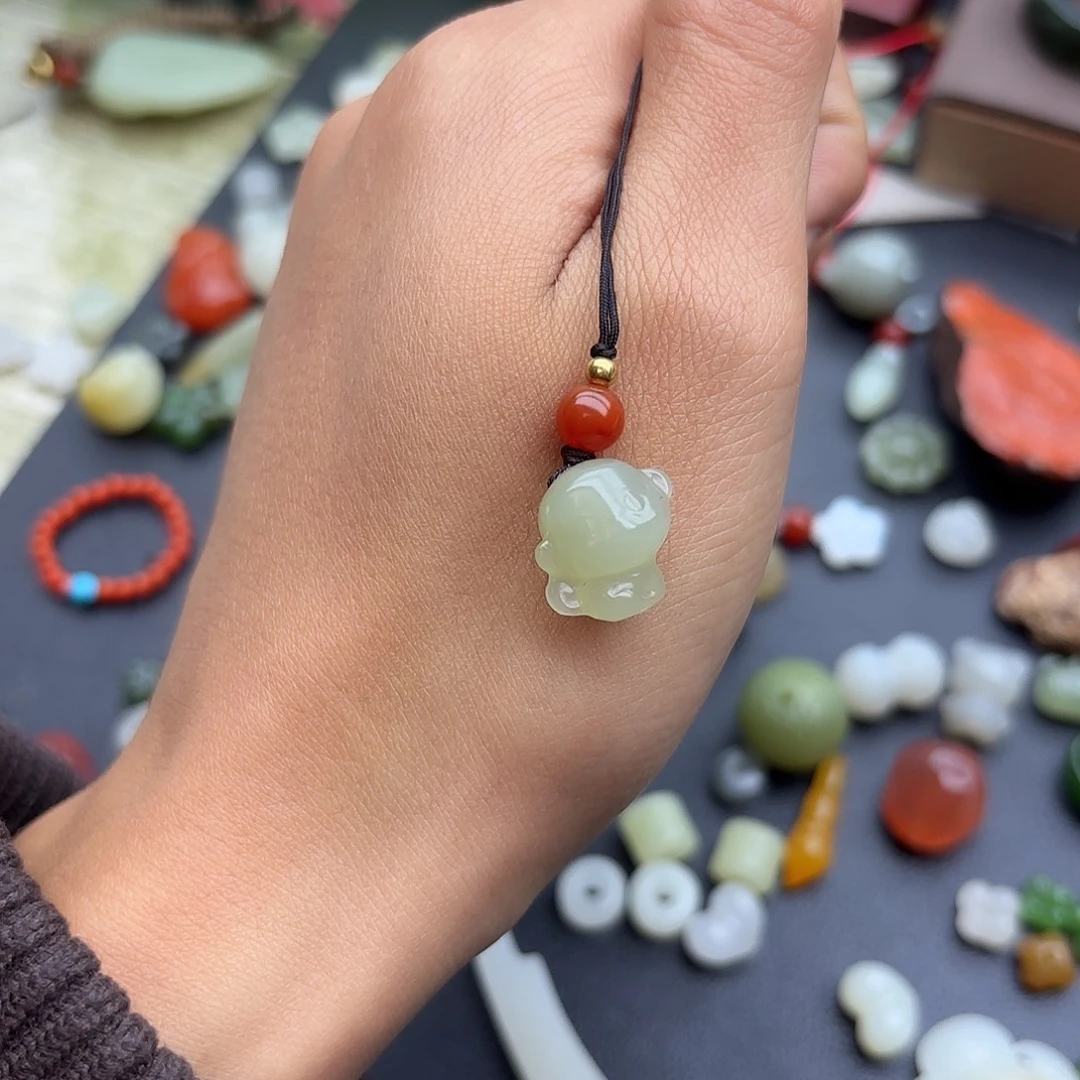 芮***西和田玉未镶嵌颈饰