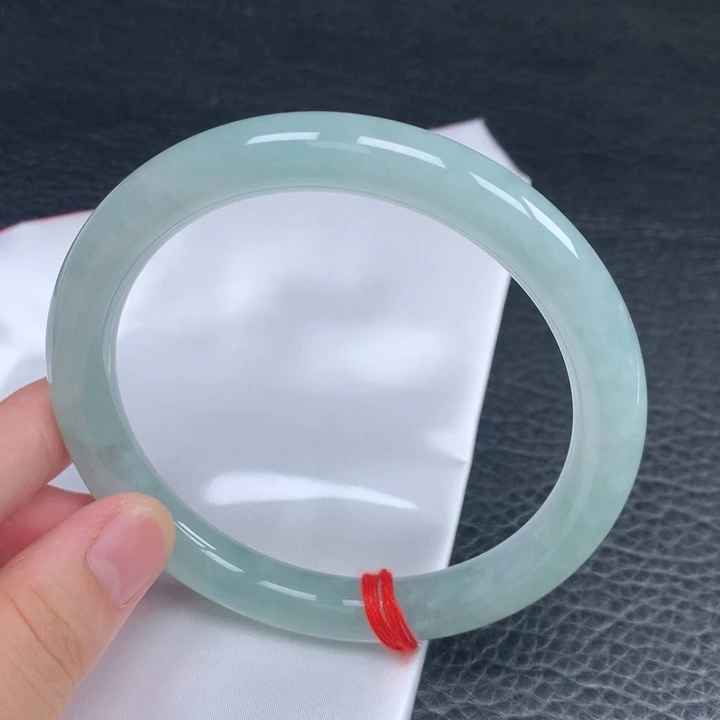 翡翠手镯（圆镯）未镶嵌65-66。