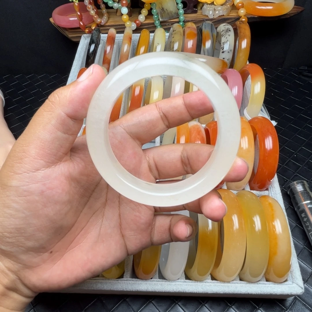 藏***ꩵ未镶嵌石英质玉（黄龙玉）手镯