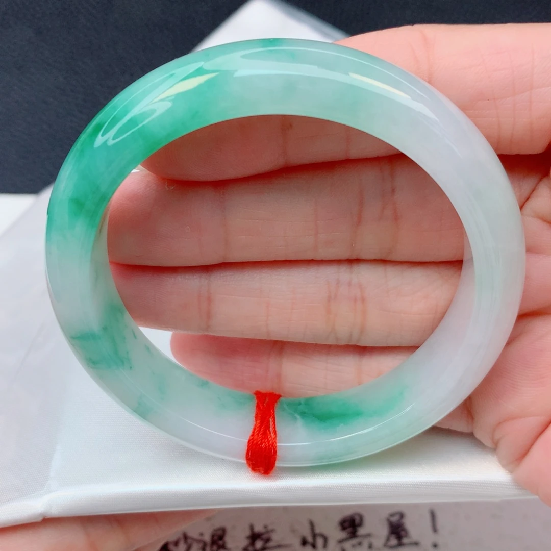 翡翠未镶嵌手镯53.5圈 白底飘阳绿花有细纹