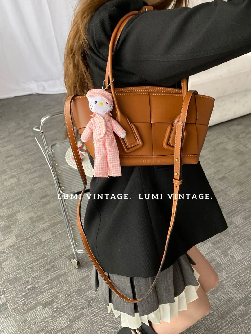 99新 BOTTEGA VENETA/葆蝶家 焦糖色牛皮mini arco单肩包88076588