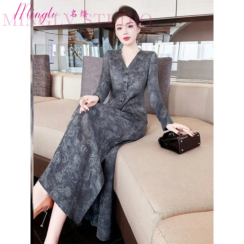 2025年秋季高知穿搭深灰色提花v领单排扣衬衫半身裙两件套连衣裙