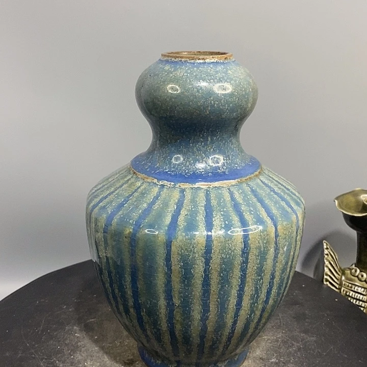 龙泉窑蒜头瓶造型美观