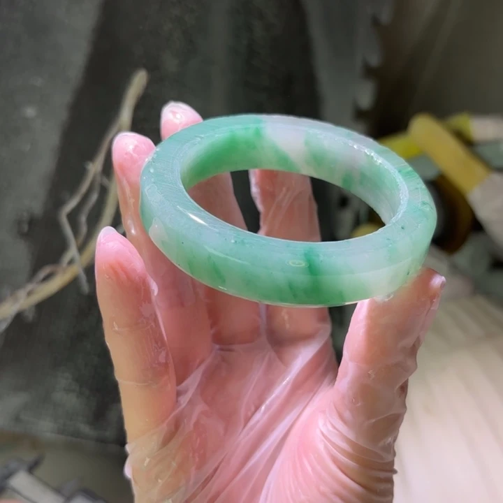 金***华石英质玉（非洲翠）未镶嵌手镯定制