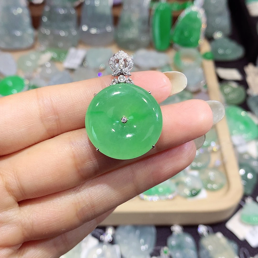 翡翠18K金镶嵌颈饰扣子