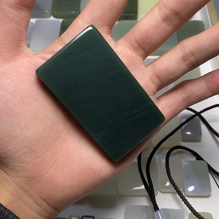 兴***福和田玉未镶嵌颈饰