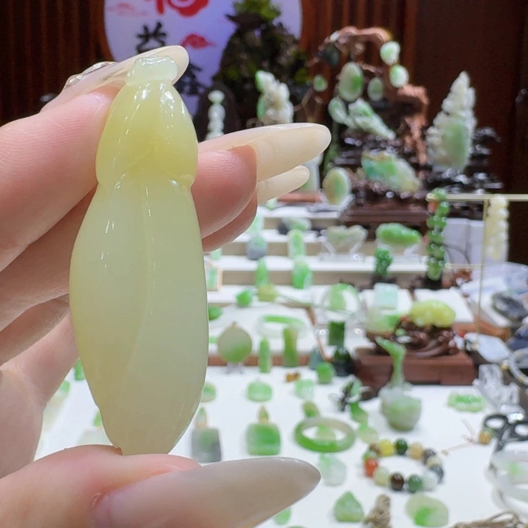 未镶嵌和田玉挂件冰黄口玉兰花