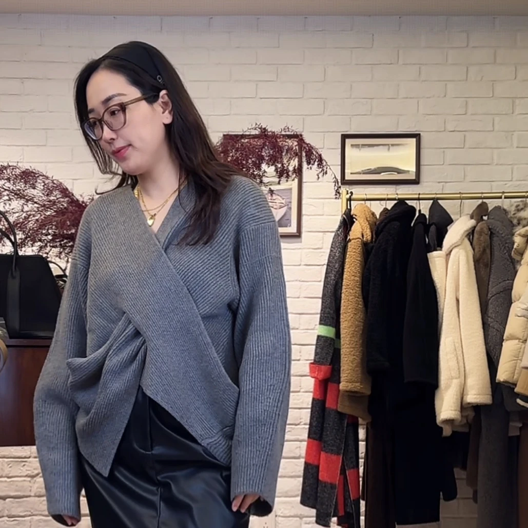 深U领宽松长袖毛织上衣女早春秋设计感显瘦休闲针织打底衫