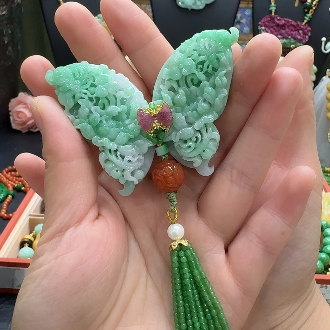 翡翠未镶嵌吊坠(赠链)超漏价格 果阳绿蝴蝶