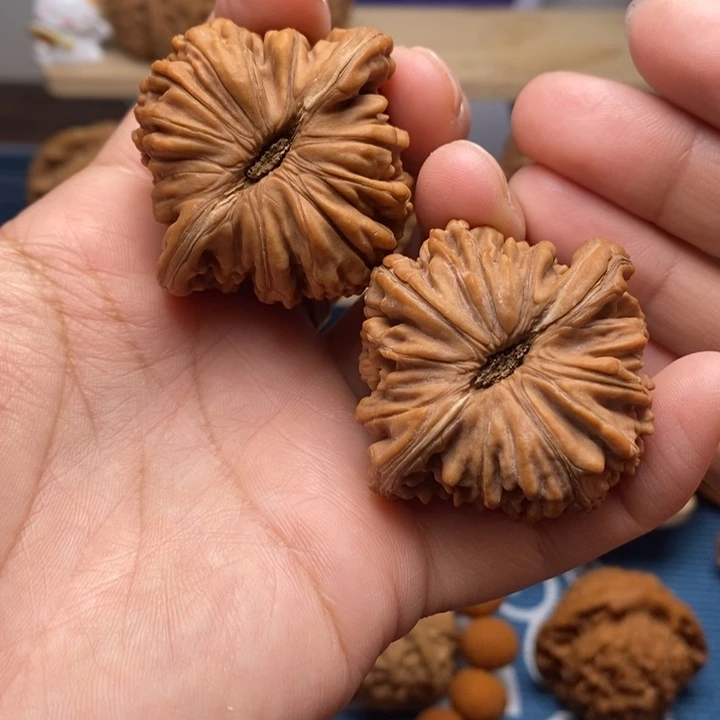 把件桃核四座楼狮子头