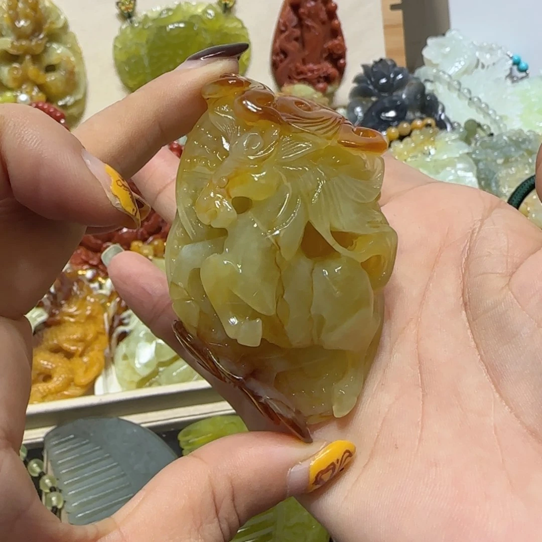 未镶嵌蛇纹石玉吊坠