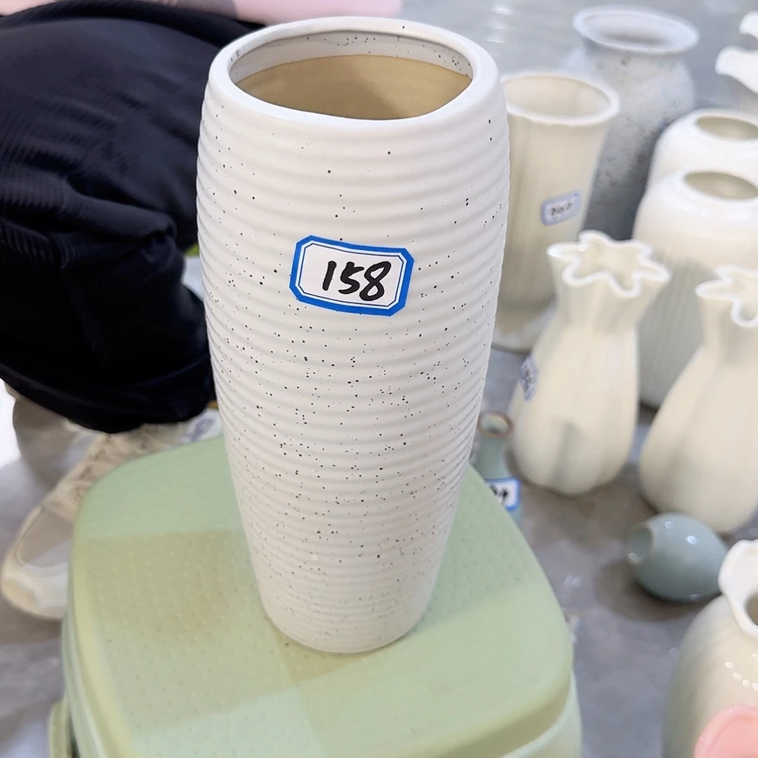 158号陶瓷高25厘米微瑕一个
