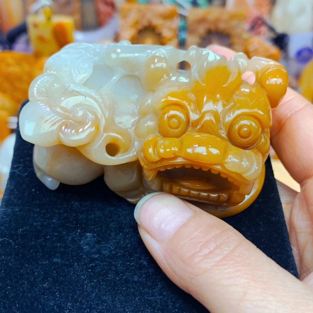 未镶嵌石英质玉（黄龙玉）颈饰