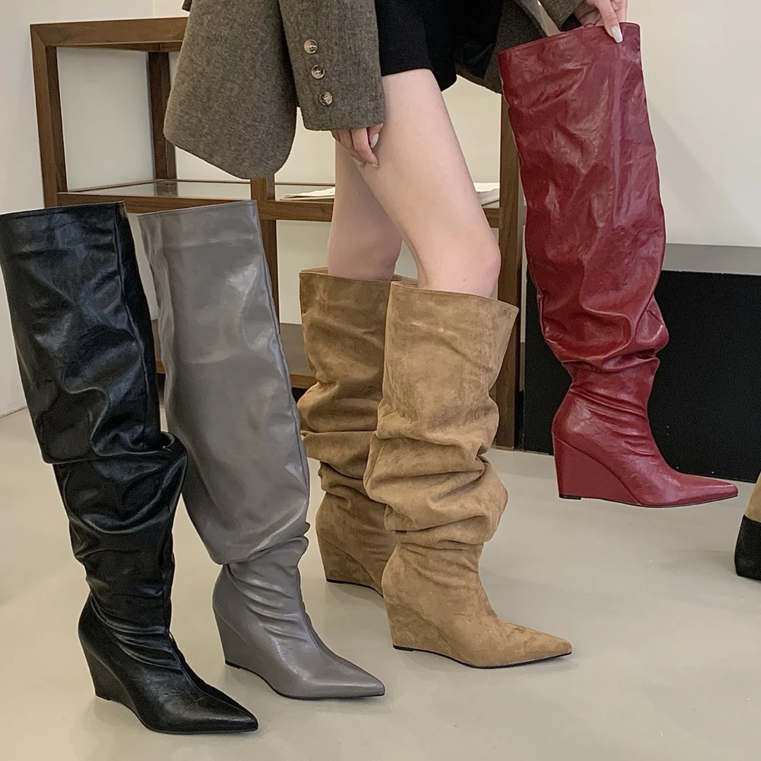 法式复古尖头褶皱堆堆靴秋冬季新款坡跟显瘦高筒靴时尚百搭时装靴