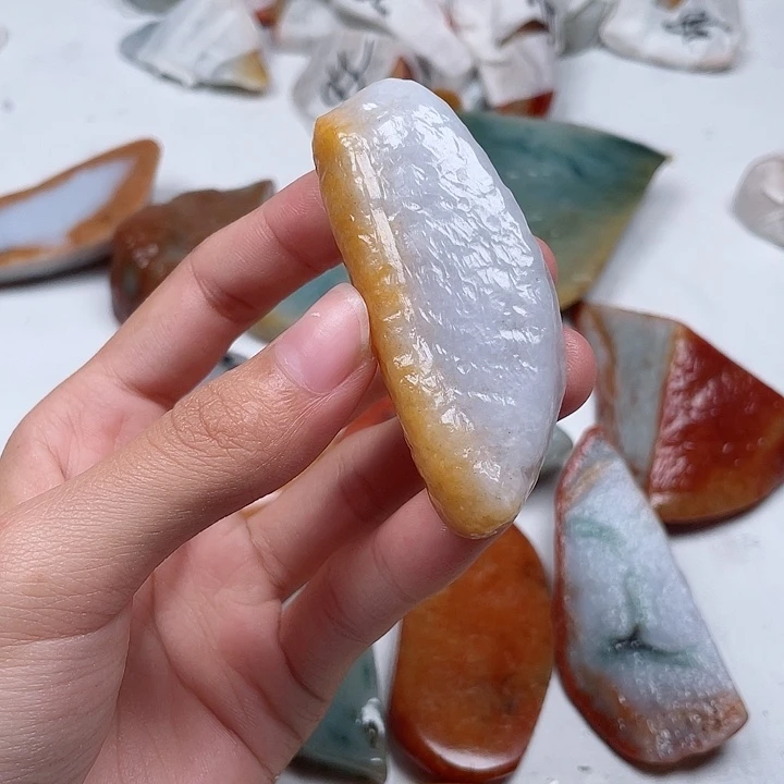 和***尘翡翠未镶嵌颈饰翡翠