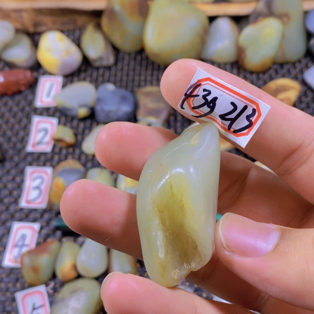 颈饰未镶嵌和田玉（糖玉）