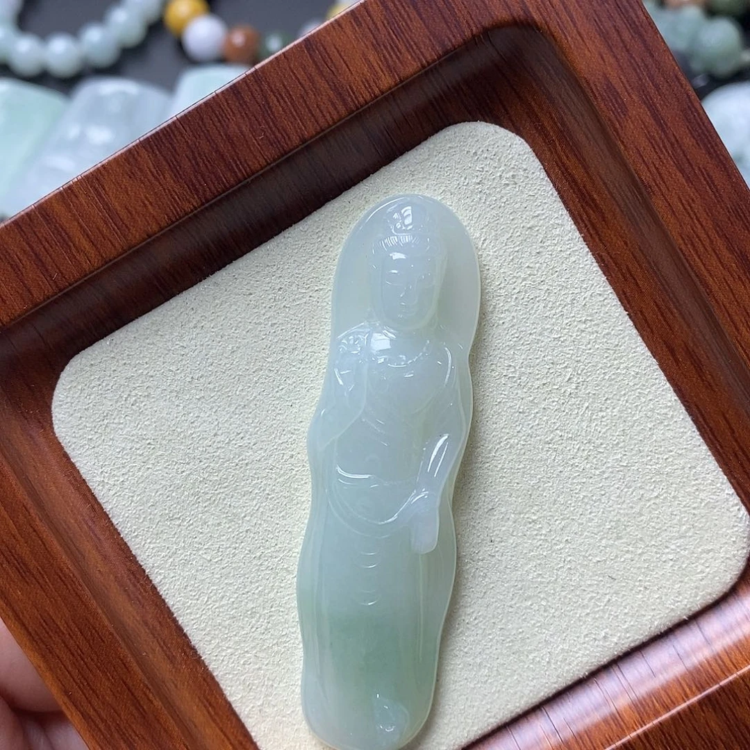 翡翠未镶嵌颈饰观音