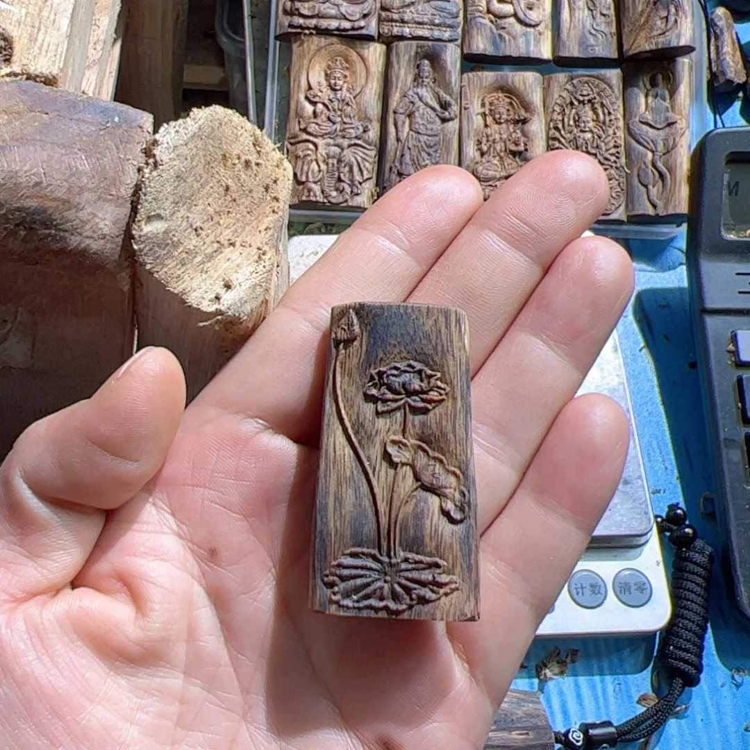 沉香吊坠白棋莲花7.5克