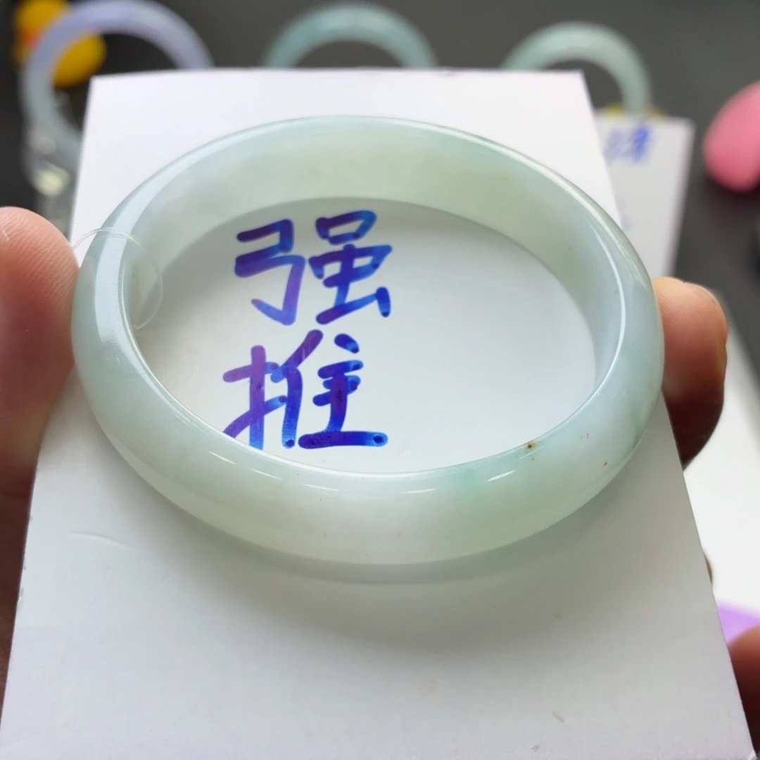 翡翠手镯未镶嵌翡翠手镯