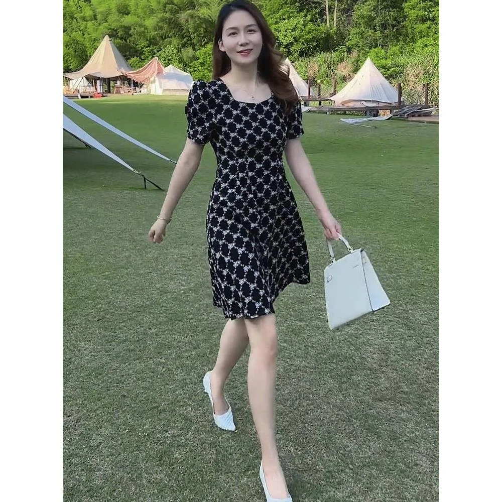 高级感小香风方领短袖连衣裙女2024新款修身收腰显瘦a字裙小黑裙