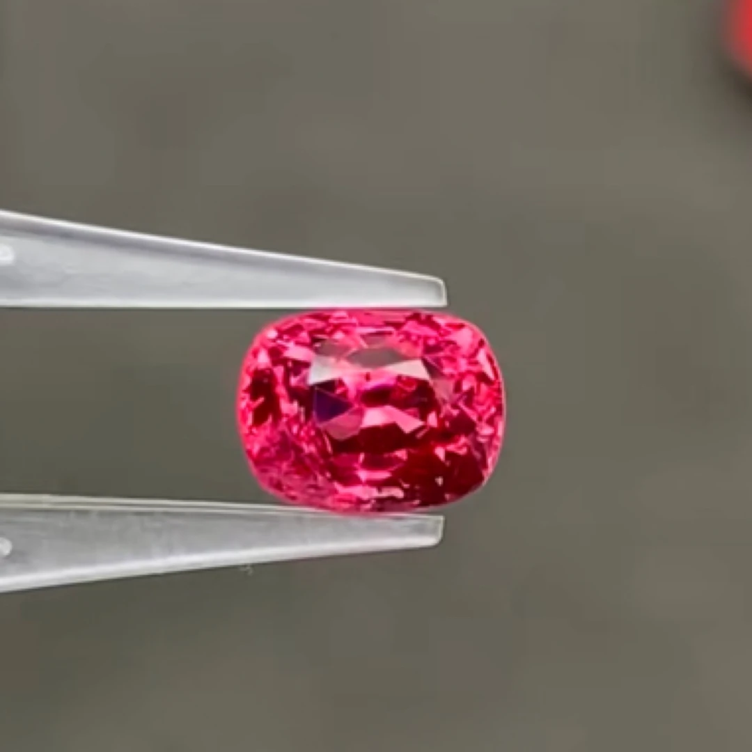 无烧尖晶石裸石1.06克拉绚丽火彩晶体通透犀利红色