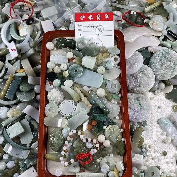 翡翠颈饰未镶嵌翡翠95