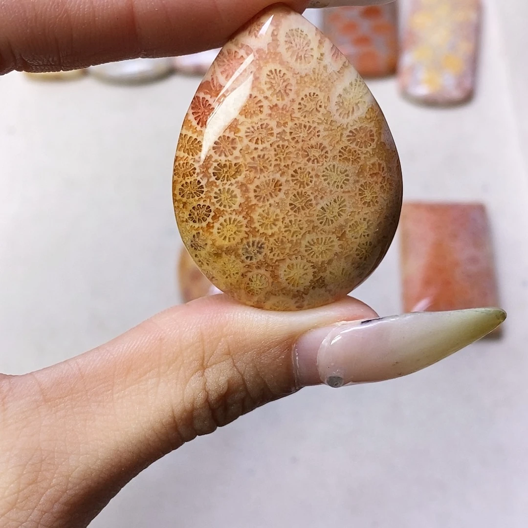 查罗石合金颈饰烟****楼