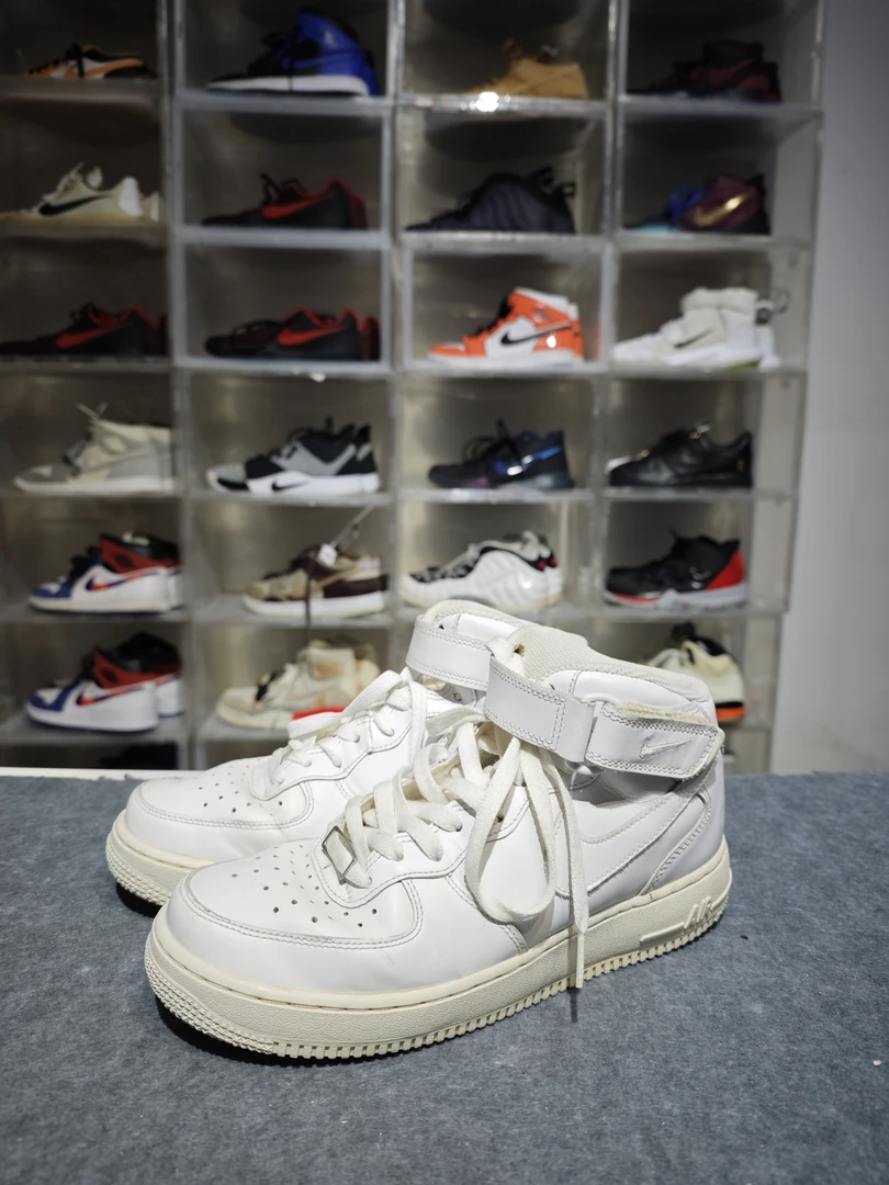 40.5码Nike Air Force 1 07 复古风 中帮 板鞋 男款 白色