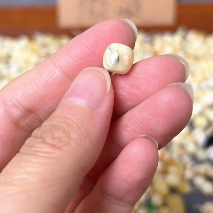 蜜蜡未镶嵌裸石8.4mm一个