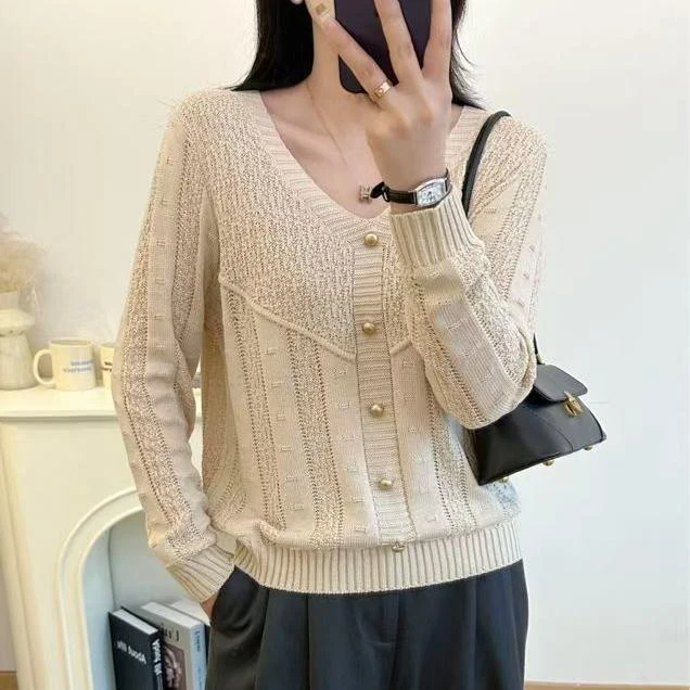 2025春秋季韩系V领复古扣子针织衫女长袖设计感宽松上衣百搭时尚