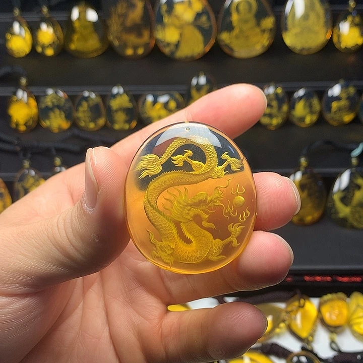琥珀未镶嵌颈饰龙
