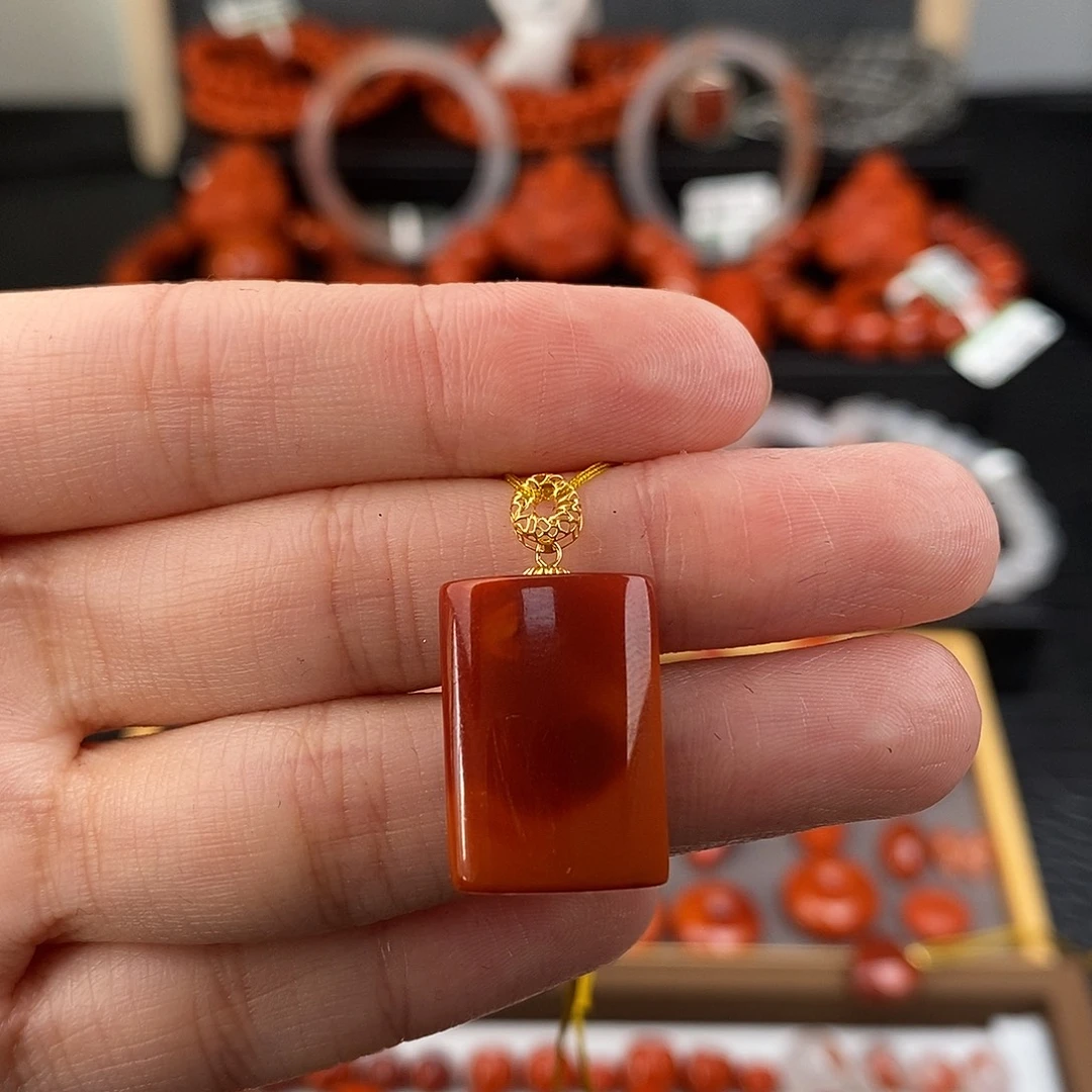 南红玛瑙18K金镶嵌四川凉山无事牌吊坠