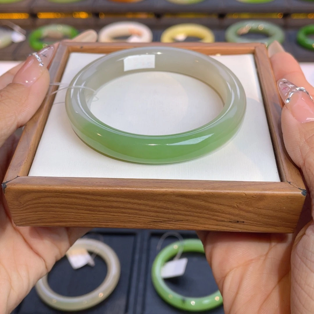 和田玉手镯未镶嵌抖****)