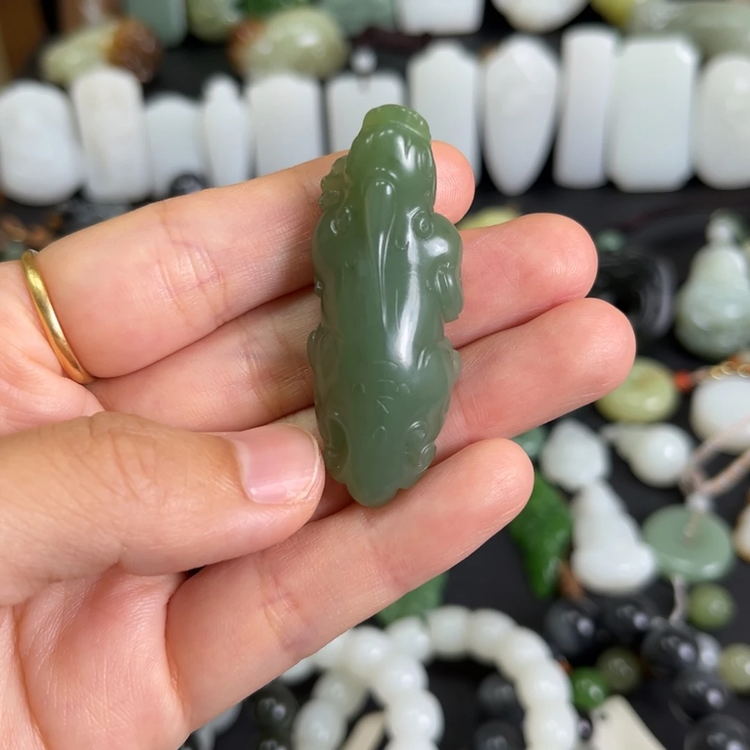 和田玉未镶嵌吊坠(赠链)