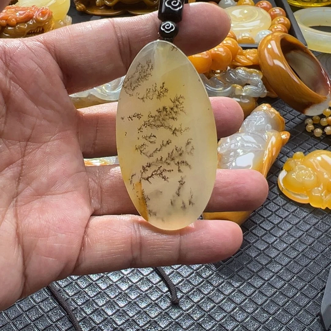 颈饰未镶嵌石英质玉