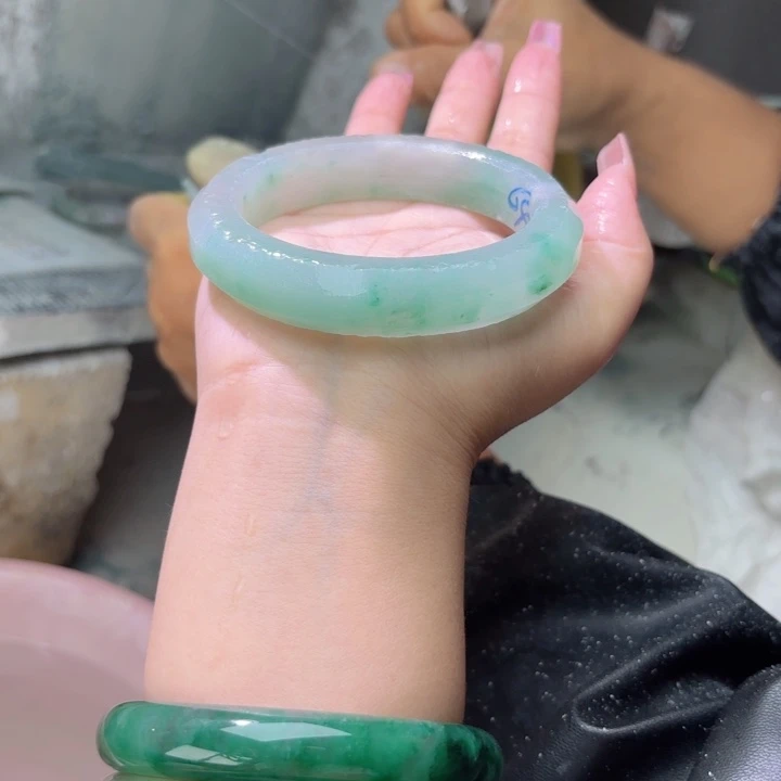 伊***伊未镶嵌手镯石英质玉（非洲翠）定制
