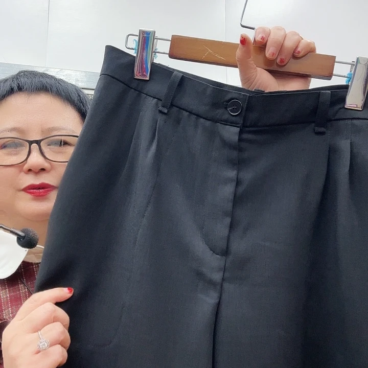 珍***3黑色短裤一条成品