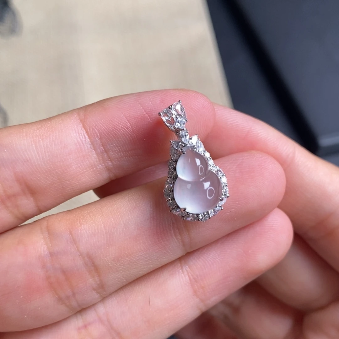 翡翠18K金镶嵌颈饰葫芦