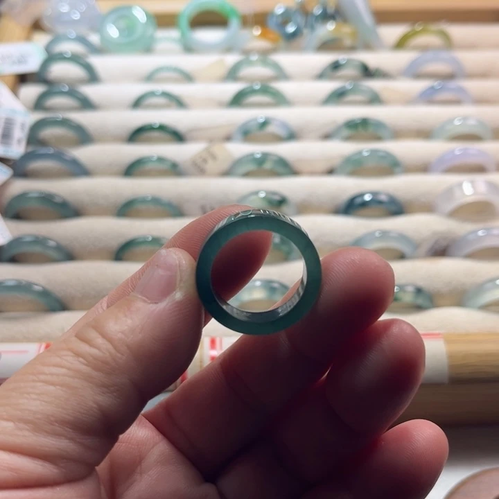 翡翠未镶嵌戒指蓝水