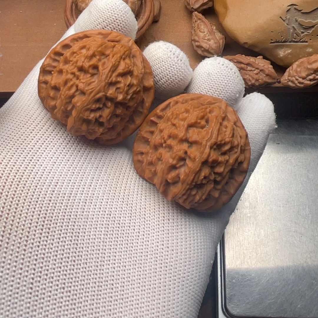 文玩核桃吊坠三角白