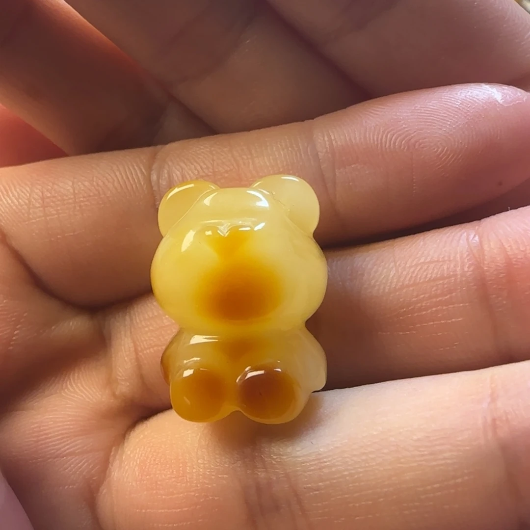 荔***～蜜蜡未镶嵌颈饰蜜蜡俏色小熊吊坠微瑕漏（打孔不退换）