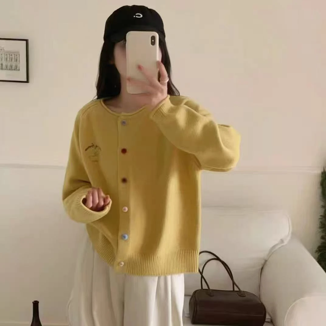 丝绒彩扣小羊刺绣圆领毛衣开衫