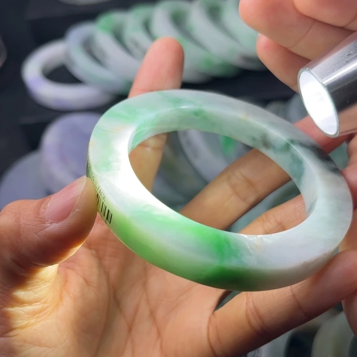 定制翡翠未镶嵌翡翠手镯