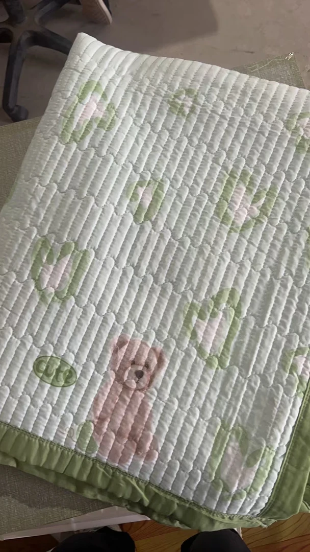 绿色心心熊200*230水洗棉加厚绗缝床盖