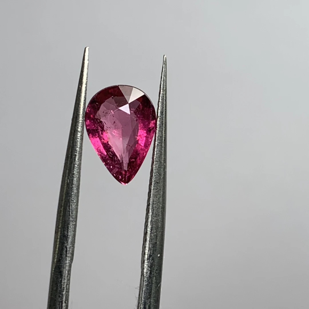 天然卢比来碧玺0.92克拉，尺寸5.8x8.1水滴，晶体通透，切工标准