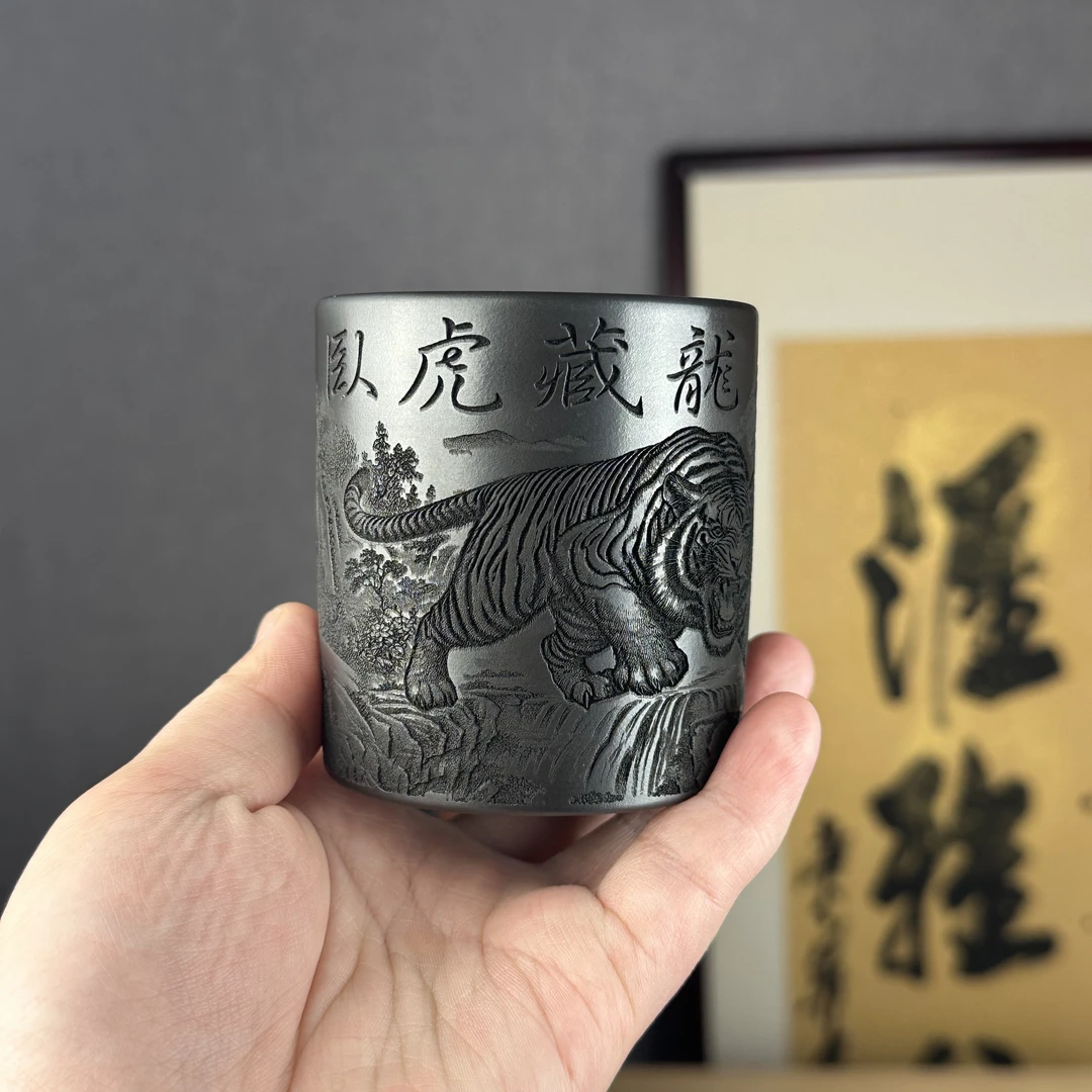 【汇雅馆】宜兴原矿紫砂石黄直筒刻绘卧虎藏龙大容量主人杯泡茶杯